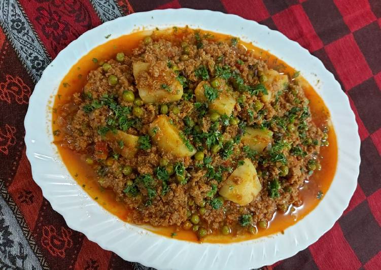 Mutton mince with green peas potato