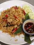 ข้าวผัดใบกะเพราไก่ชิ้น