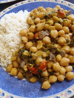 Una foto de Garbanzos con carne, espinaca, acelga y pimiento