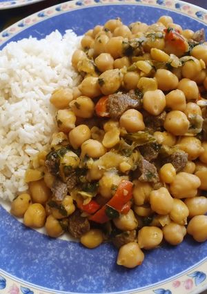 Una foto de Garbanzos con carne, espinaca, acelga y pimiento