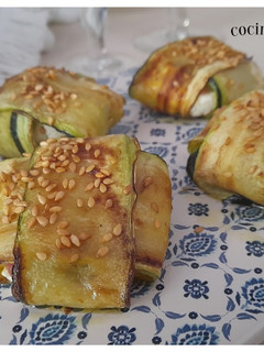 Una foto de Bocaditos de calabacín con salsa pesto