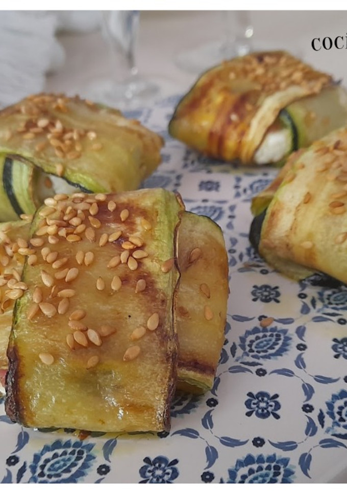Una foto de Bocaditos de calabacín con salsa pesto