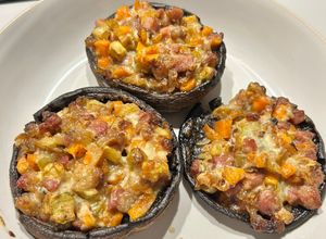 Foto de Cogumelos portobello recheados com legumes