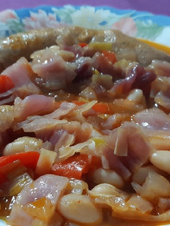 Una foto de Alubias caldosas con butifarra y productos de la huerta