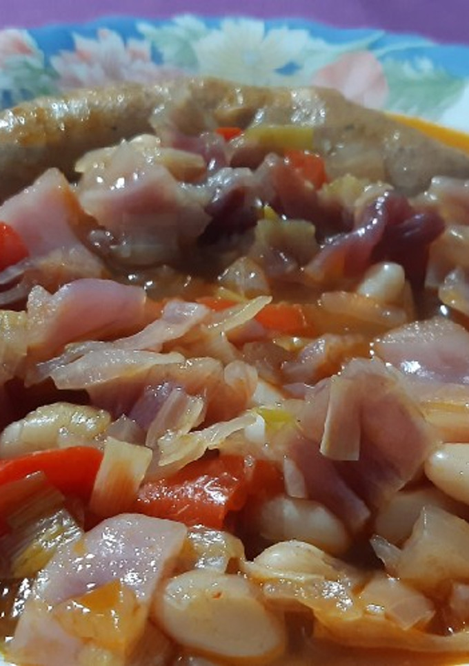 Una foto de Alubias caldosas con butifarra y productos de la huerta