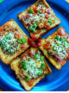 பிரெட்பீட்ஸா (Bread Pizza Recipe in Tamil) செய்முறை முக்கிய புகைப்படம்