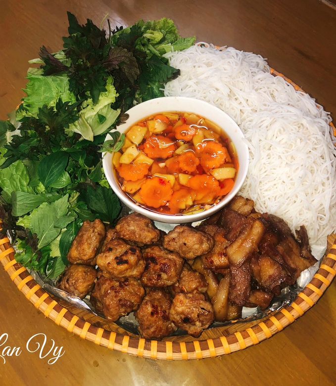 Đĩa bún chả Hà Nội với thịt nướng và rau sống