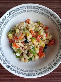 Una foto de Ensalada de alubias blancas con vinagreta