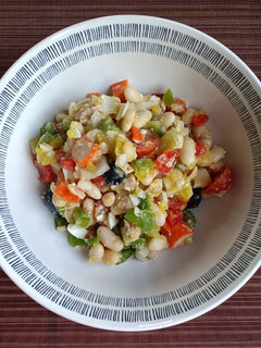 Una foto de Ensalada de alubias blancas con vinagreta