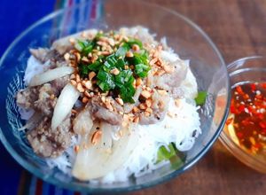 Hình của món BÚN thịt xào sả.