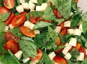 Una foto de ensalada caprese con cherry