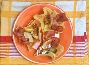 Foto di Cestini di parmigiano ripieni di coppa e carciofi marinati alla julienne