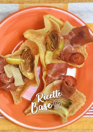 Foto di Cestini di parmigiano ripieni di coppa e carciofi marinati alla julienne