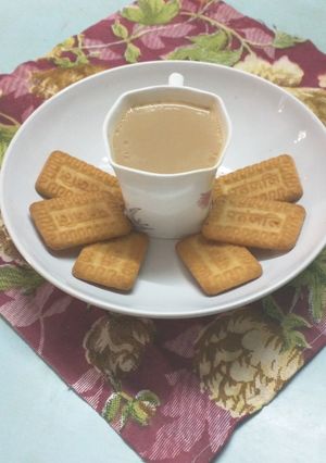स्पेशल मसाला चाय (masala tea recipe in marathi) रेसिपी चे मुख्य फोटो 