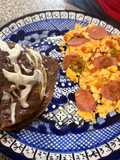 Huevos a la mexicana con salchicha y dobladita de frijol