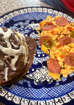 Una foto de Huevos a la mexicana con salchicha y dobladita de frijol