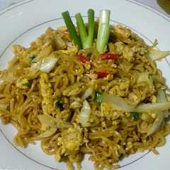 Mie goreng pk mie instan yummy 😋 রেসিপির প্রধান ছবি