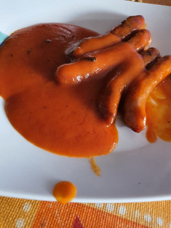 Una foto de Salchichas con tomate