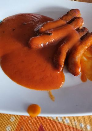 Una foto de Salchichas con tomate