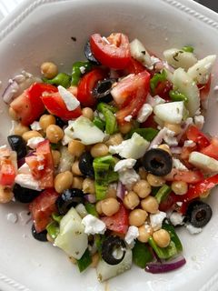 Una foto de Ensalada griega con garbanzos