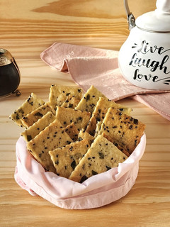 Una foto de 🫓🧉 Crackers saladas de verdeo y sésamo 🧉🫓 Galletitas crocantes para el mate