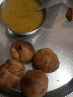 दाल बाटी (dal bati recipe in Hindi) रेसिपी मुख्य फोटो