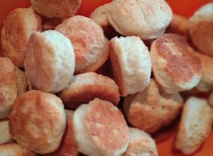 Una foto de Scones fáciles de queso y aceite