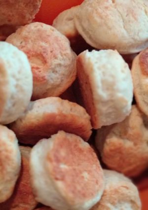Una foto de Scones fáciles de queso y aceite
