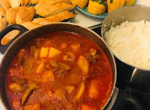 Hình của món Cari gà ăn với bánh mì.