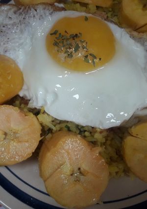 Una foto de Arroz a la jardinera con huevo frito y bananas al microondas