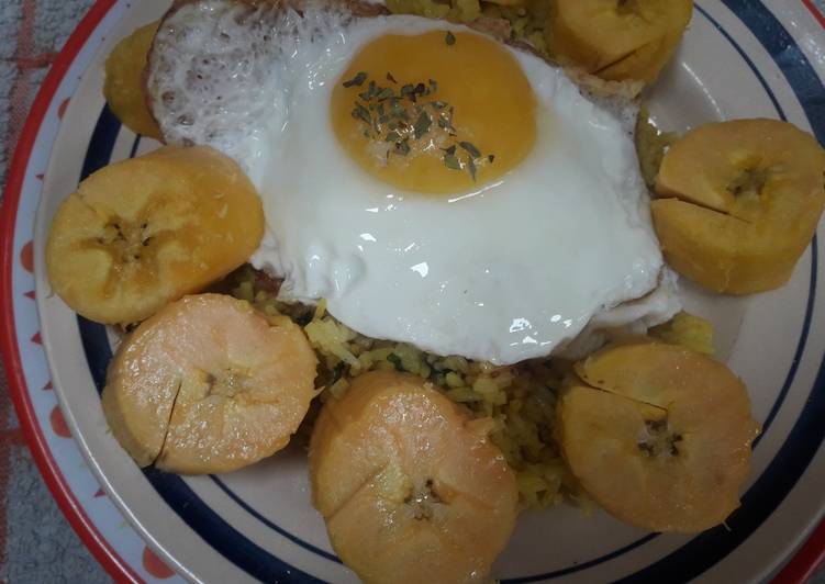 Arroz a la jardinera con huevo frito y bananas al microondas