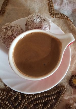 صورة لوصفة كرات الكيك بالقرفه مع فنجان قهوة باللبن ☕
