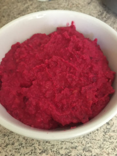 Una foto de Hummus de betarraga