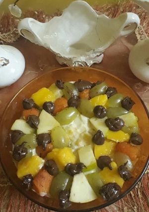 صورة لوصفة المانجو والتفاح والعنب والخوخ في الكريمة والقشطه والنوتيلا