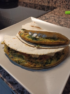 Una foto de Tortilla de jamón cocido, espinacas y ricota