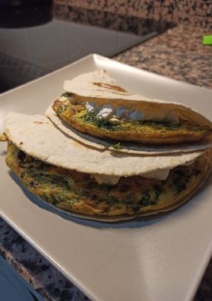 Una foto de Tortilla de jamón cocido, espinacas y ricota