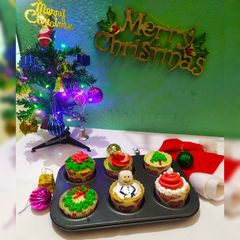 A picture of Christmas Cupcakes.