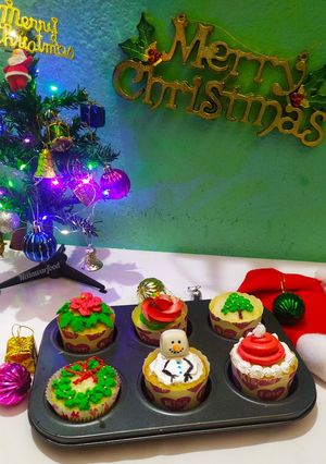 A picture of Christmas Cupcakes.