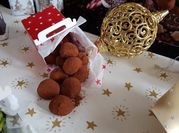 Une photo de truffes au chocolat et cacao