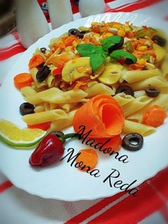 صورة لوصفة معكرونه بالدجاج بنكهه الكاري مع الخضره