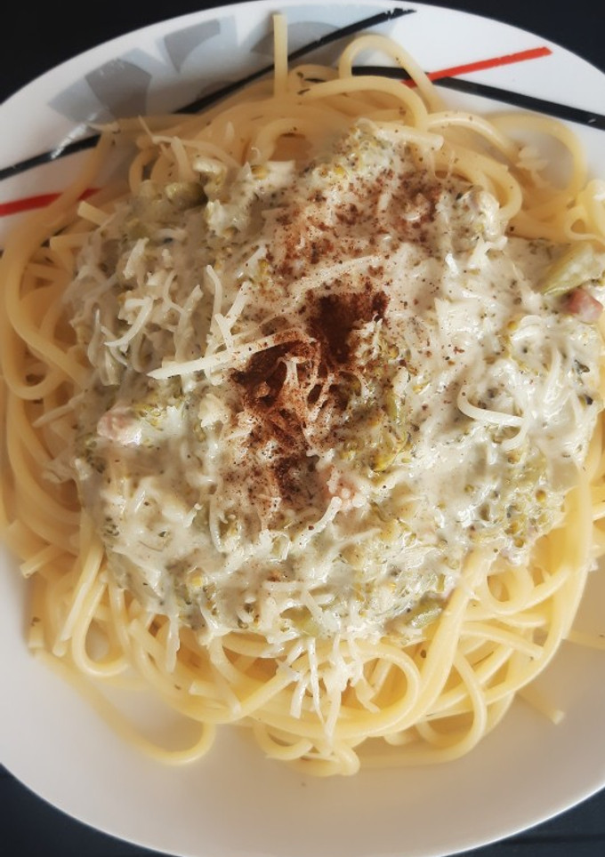 Una foto de Pasta con carbonara de brócoli
