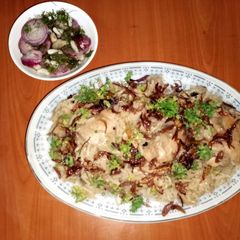 A picture of Muradabadi chicken biryani with garlic salsa 🧄🍚🐔.