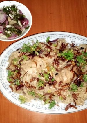 A picture of Muradabadi chicken biryani with garlic salsa 🧄🍚🐔.