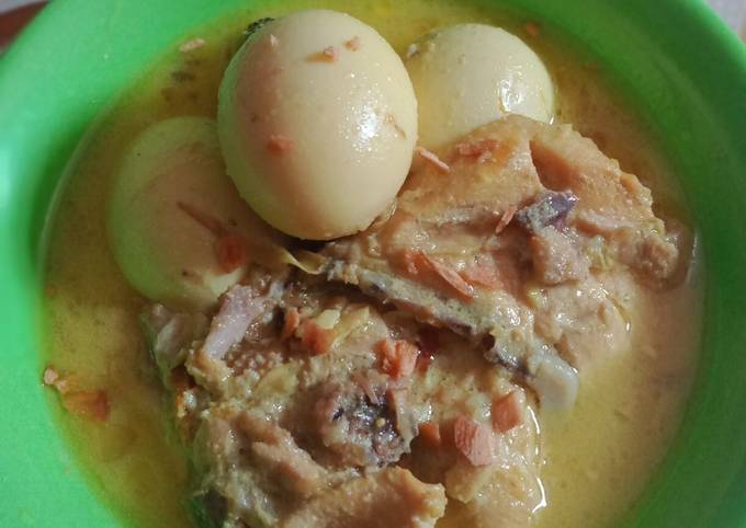 Opor ayam telur