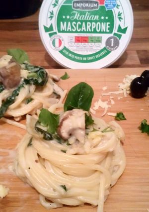 A picture of Mascarpone cheese pasta with mushroom and spinach.