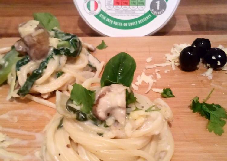 Mascarpone cheese pasta with mushroom and spinach