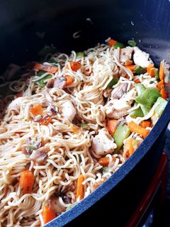 Une photo de Nouilles chinoises sautées aux légumes et poulet en cocotte😋