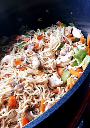 Une photo de Nouilles chinoises sautées aux légumes et poulet en cocotte😋