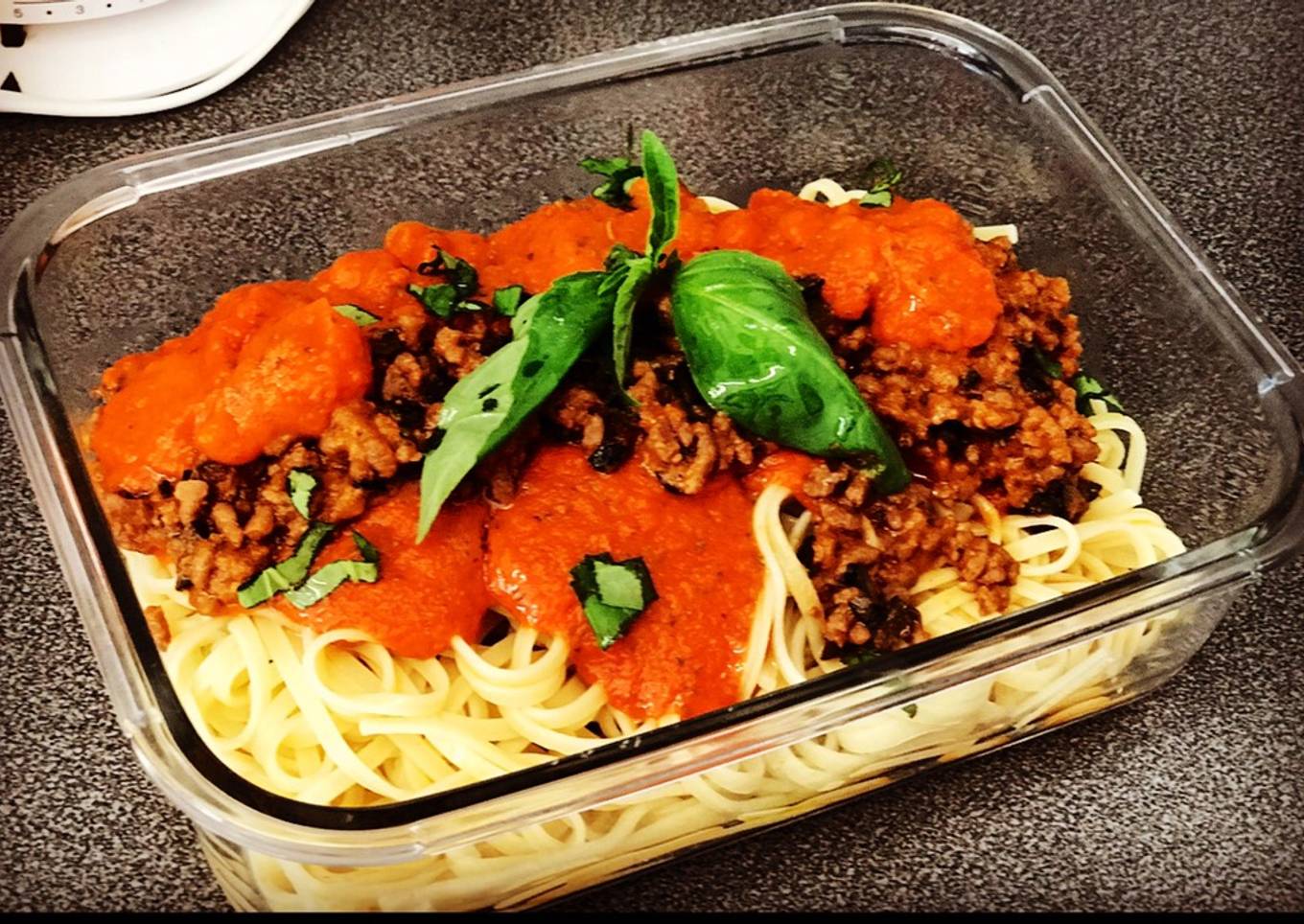 Batch cooking: tallarines con salsa casera de tomate, bolognesa con aceitunas y albahaca fresca