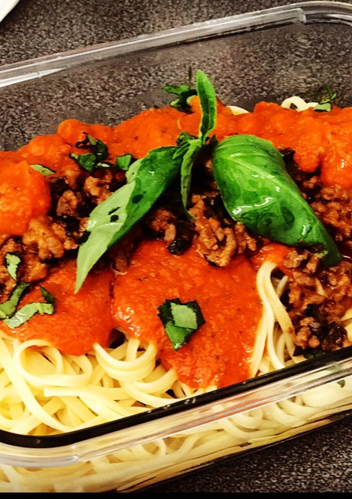 Una foto de Batch cooking: tallarines con salsa casera de tomate, bolognesa con aceitunas y albahaca fresca